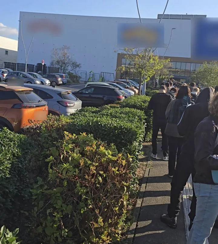 Longue file d'attente devant un magasin le matin de la première vague Pokémon TCG 30 ans