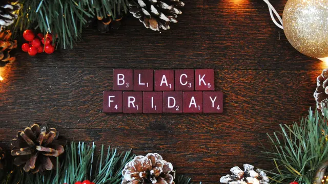 Black Friday 2026 en magasin : lettres « Black Friday » entourées de décorations de Noël