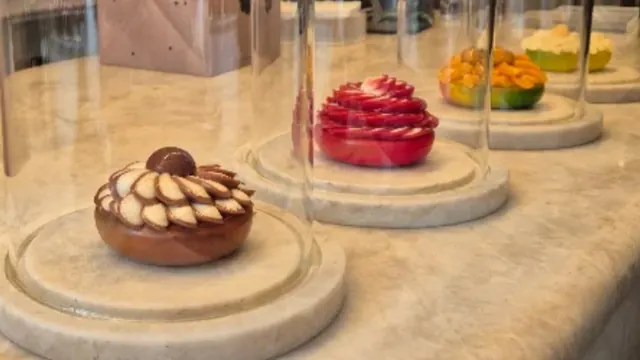 Cédric Grolet Opéra : pâtisseries sous cloches de verre