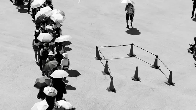 Payer quelqu'un pour faire la queue à sa place : comment ça marche ? : file d'attente sous le soleil, vue du dessus