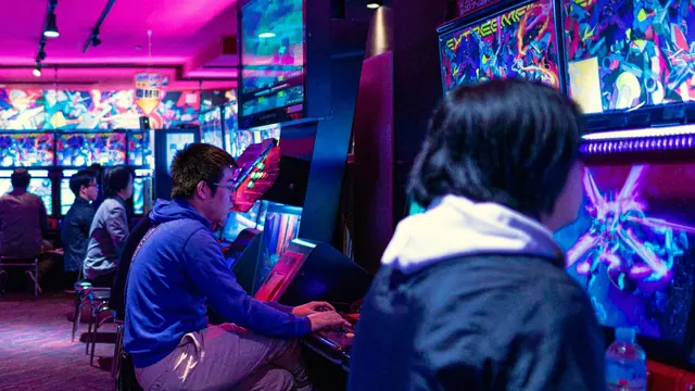Sortie de GTA VI : joueurs devant des bornes d'arcade
