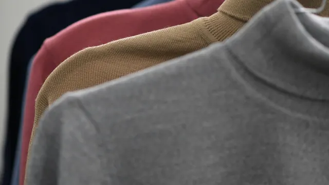 Supreme Paris : les drops de la semaine : pulls suspendus sur un portant en magasin